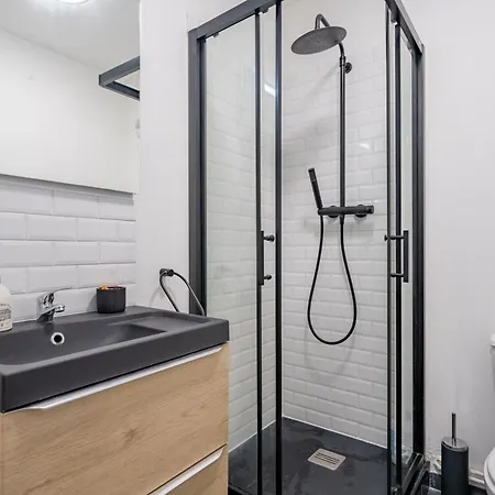 Charlemagne - Studio Confortable Avec Parking Gratuit - Quelques Pas De La Gare, Cuisine, Wifi *