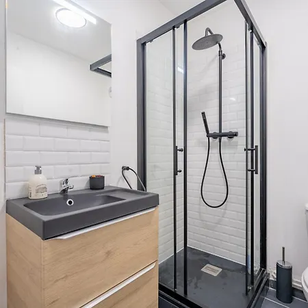 Charlemagne - Studio Confortable Avec Parking Gratuit - Quelques Pas De La Gare, Cuisine, Wifi *