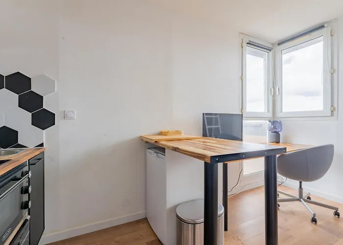 Apartment Charlemagne - Studio Confortable Avec Parking Gratuit - Quelques Pas De La Gare, Cuisine, Wifi *