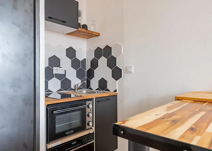 Charlemagne - Studio Confortable Avec Parking Gratuit - Quelques Pas De La Gare, Cuisine, Wifi * Arras