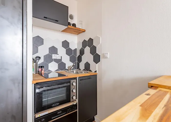 Charlemagne - Studio Confortable Avec Parking Gratuit - Quelques Pas De La Gare, Cuisine, Wifi Apartment *