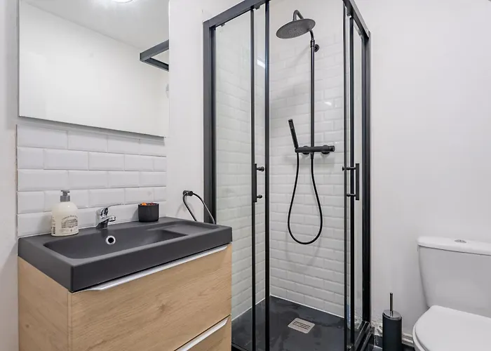 Charlemagne - Studio Confortable Avec Parking Gratuit - Quelques Pas De La Gare, Cuisine, Wifi *