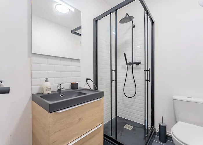 Charlemagne - Studio Confortable Avec Parking Gratuit - Quelques Pas De La Gare, Cuisine, Wifi *
