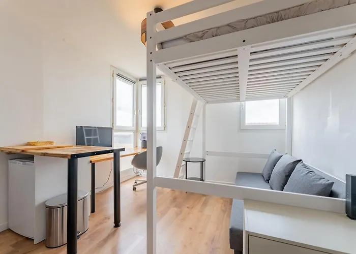 Charlemagne - Studio Confortable Avec Parking Gratuit - Quelques Pas De La Gare, Cuisine, Wifi Apartment
